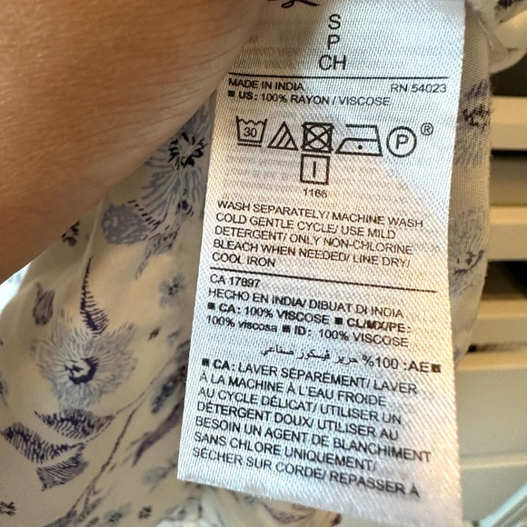 Old Navy sleeveless V-neck top - blue and white Lightweight for summer - Picture 8 of 8